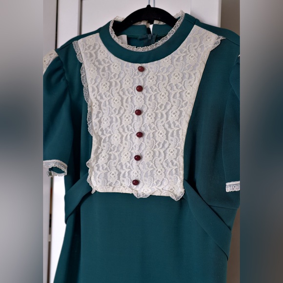Vintage Emerald Green Dress with Lace Details - Picture 2 of 4